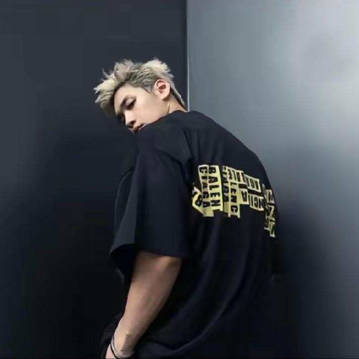逗kk.·