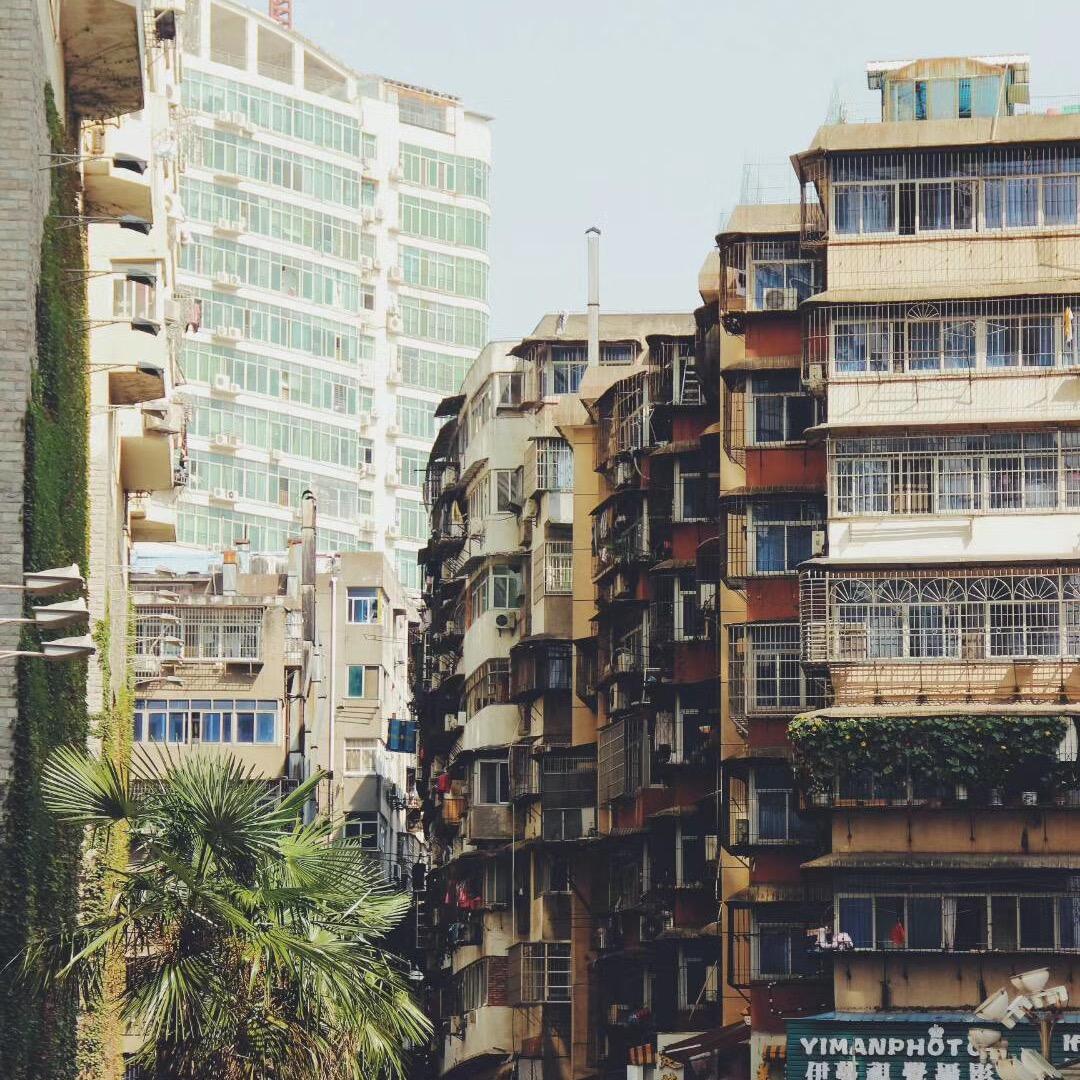 李志受倒酒食劲