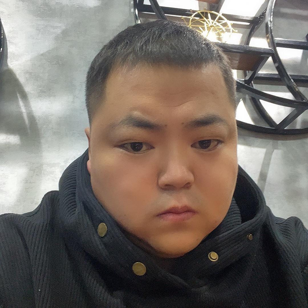 烤羊腿的胖墩