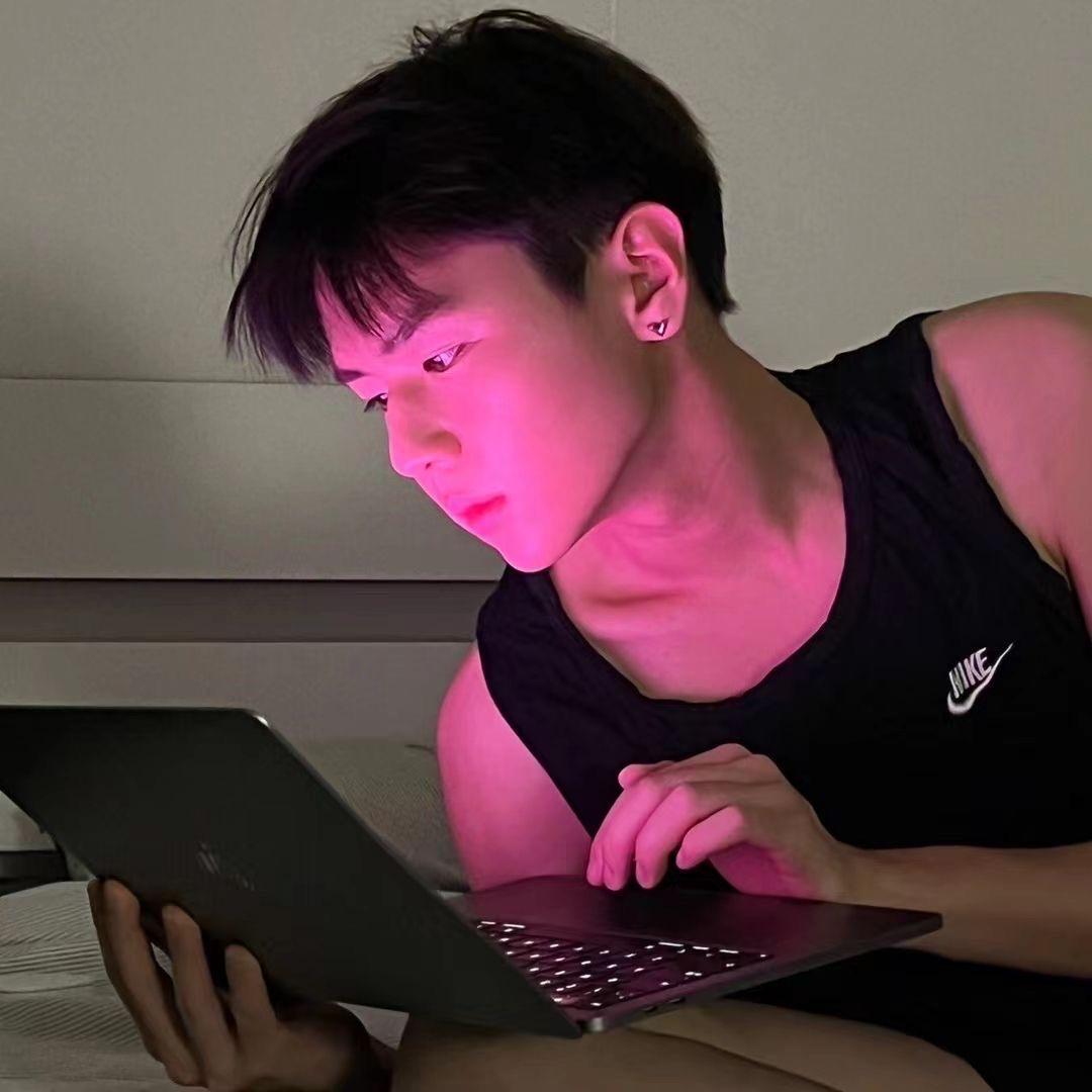 假笑男孩