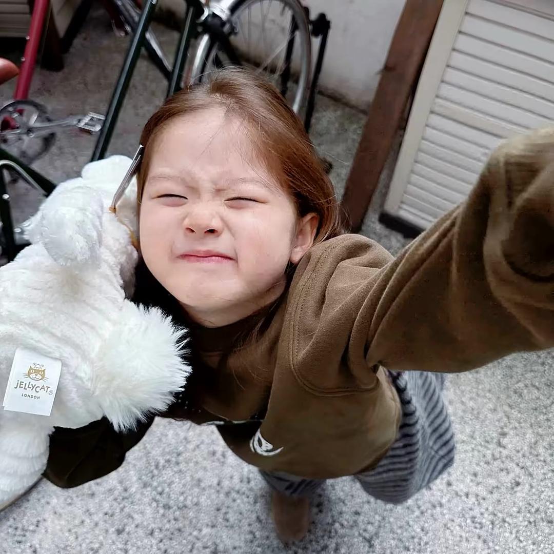 언