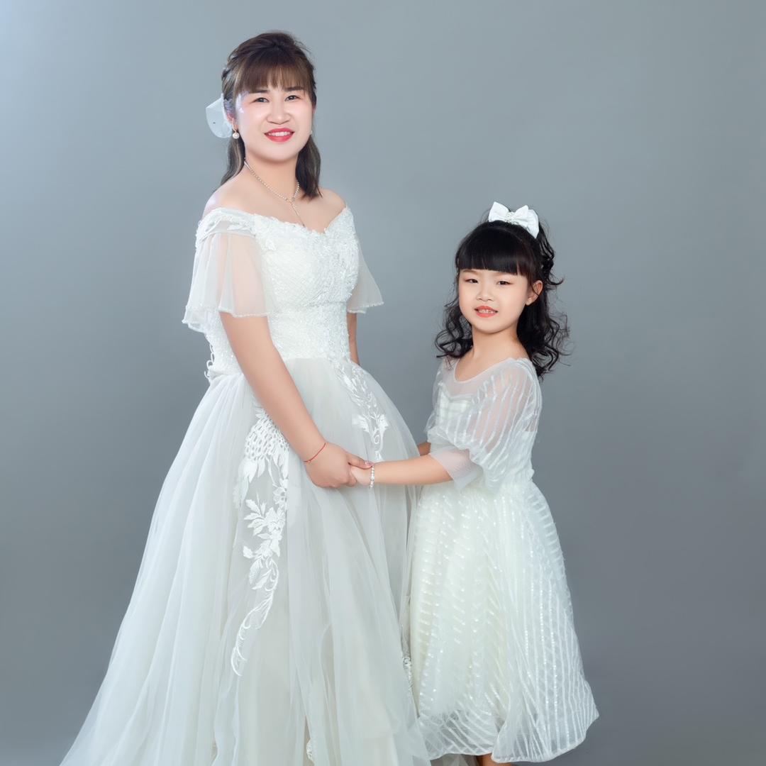 朱里唯衣服饰