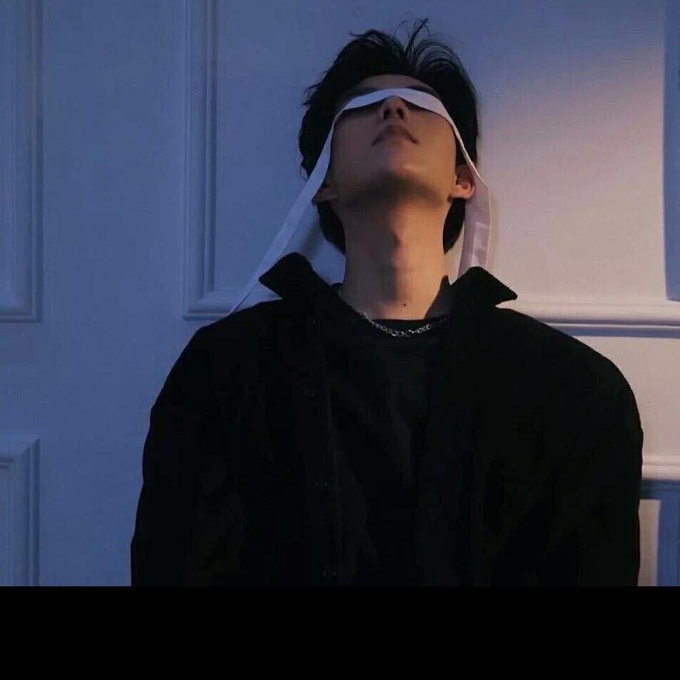 泪水打湿数据线边玩手机边充电