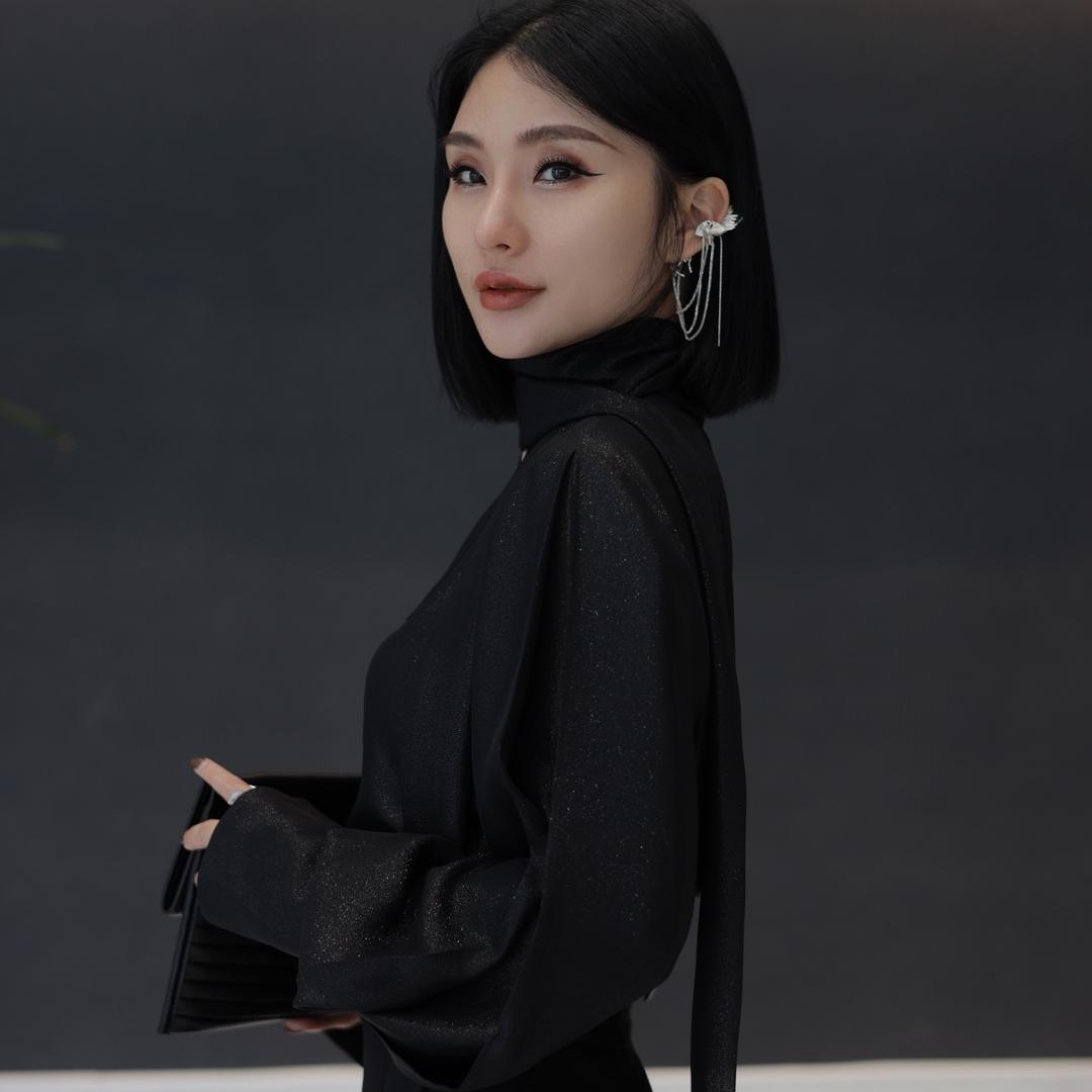彩衣女子穿搭号