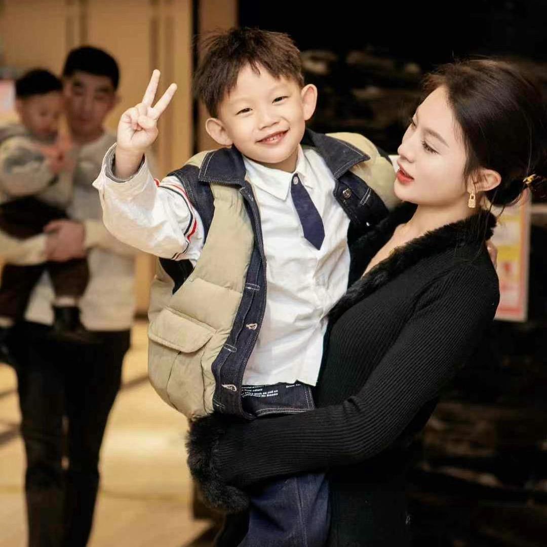 鲍梓艺带婆婆勇闯抖音