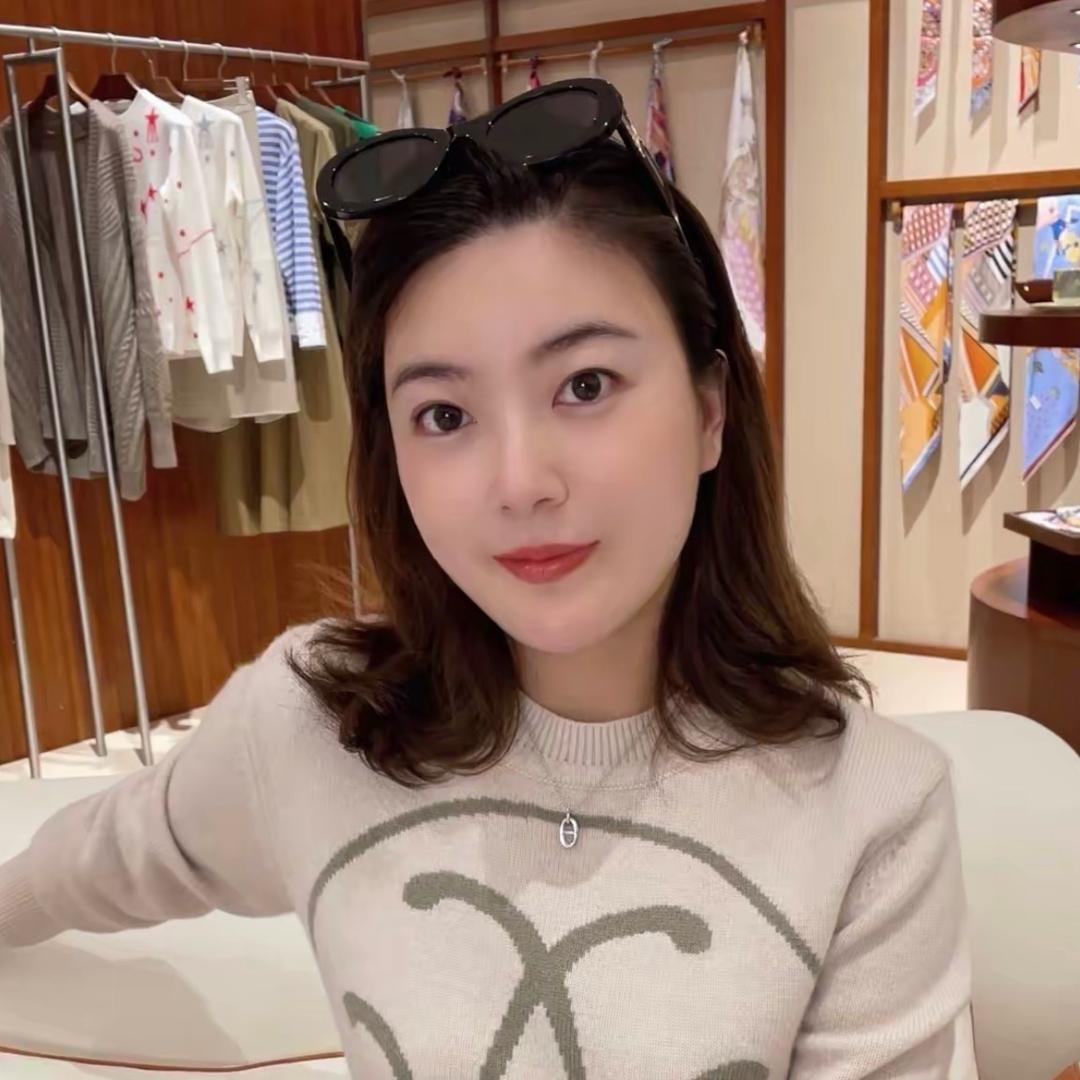 H姐曼辰气质贵妇穿搭