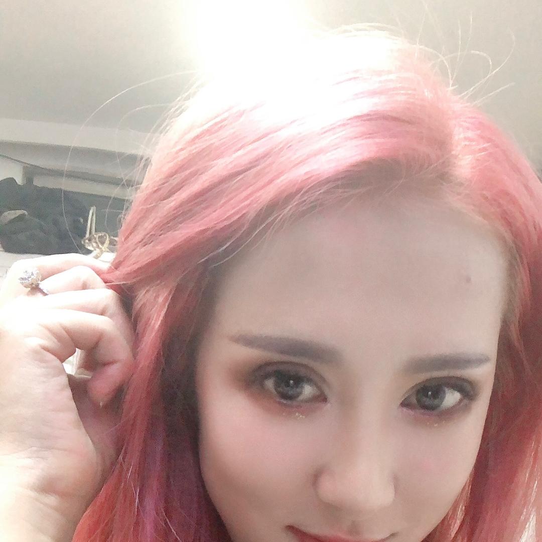 曼妍，