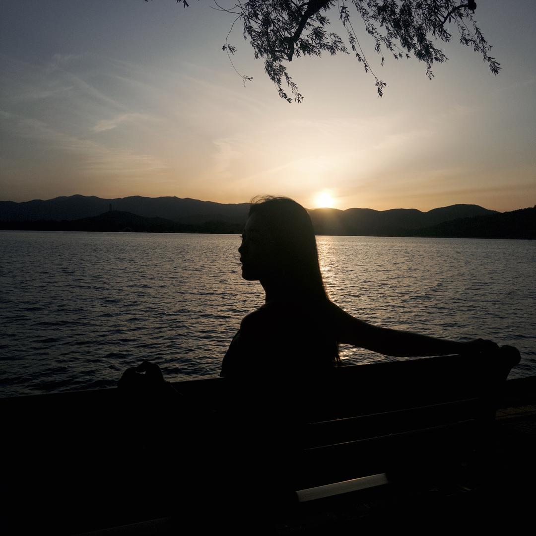 满山的猴子我腚最红