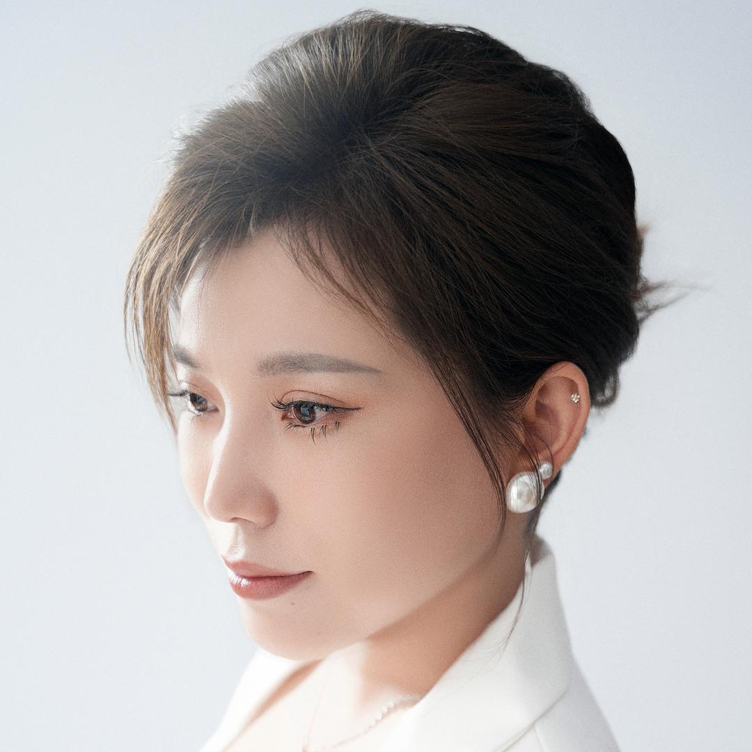 在萨拉齐开婚纱店的菲儿