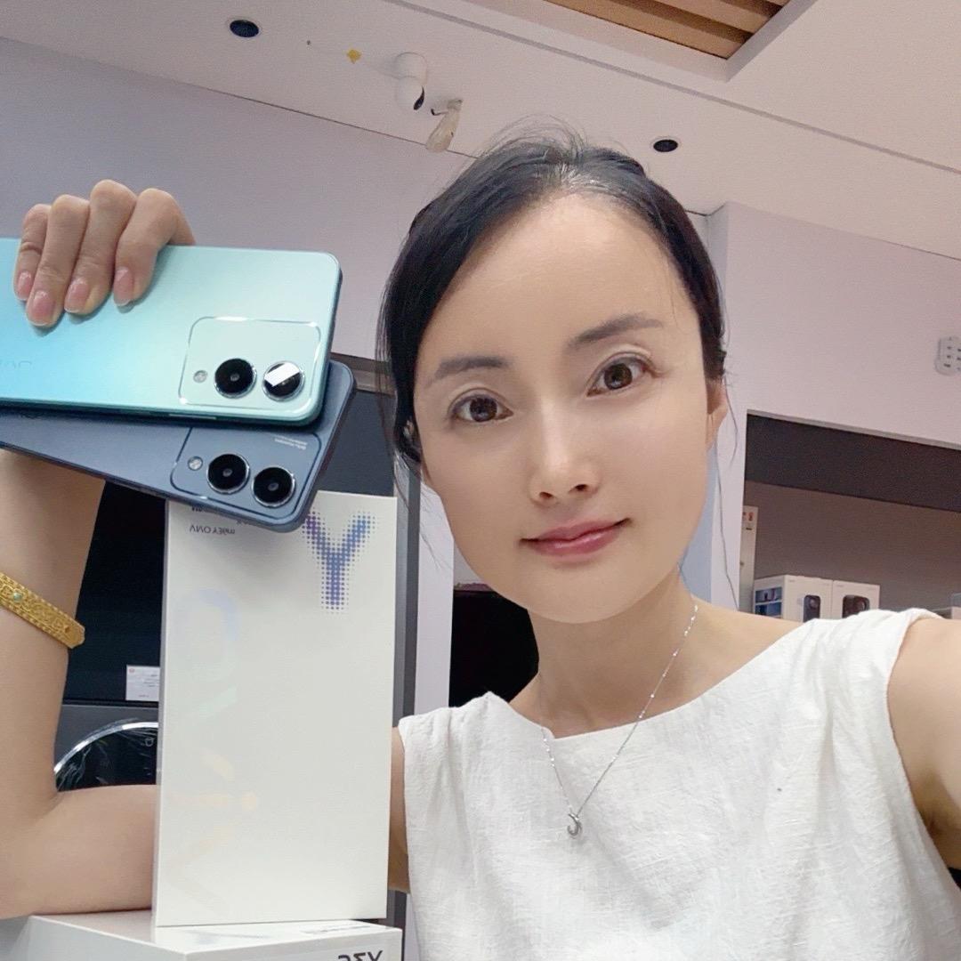 在华宁送手机的鸽子姐