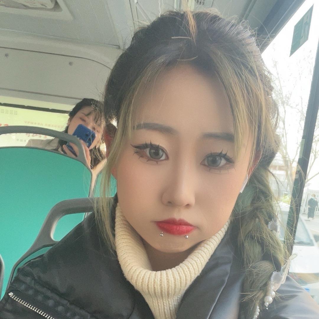 婷婷睡醒了（小不点）