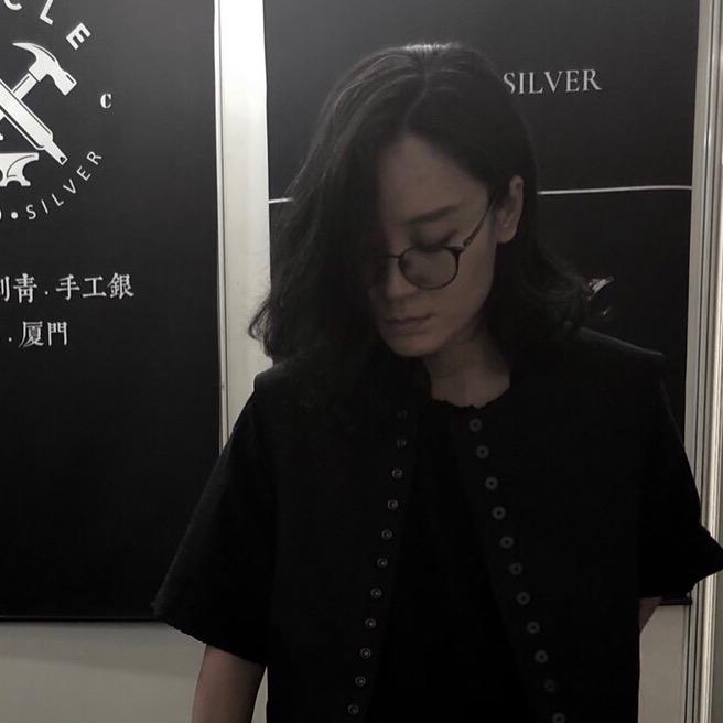 敲铜打铁工匠小姐姐