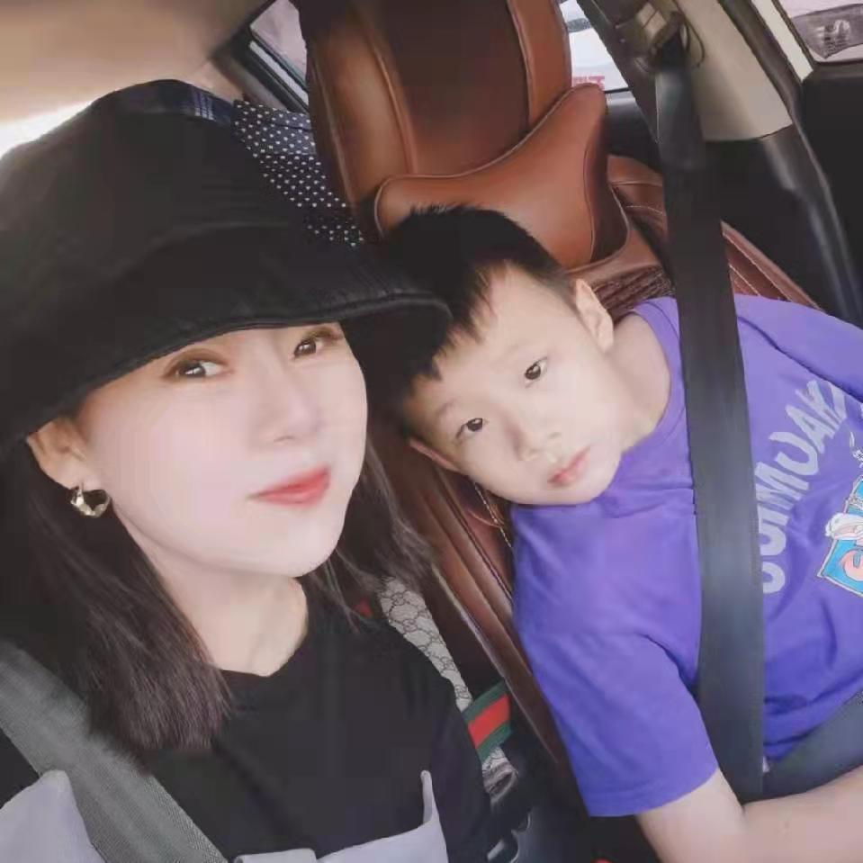 陈姐和然哥女装