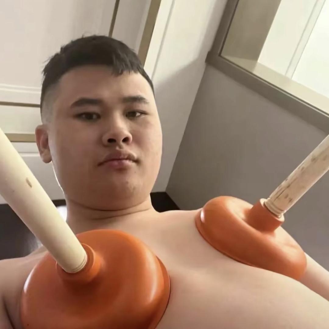 只陪她笑