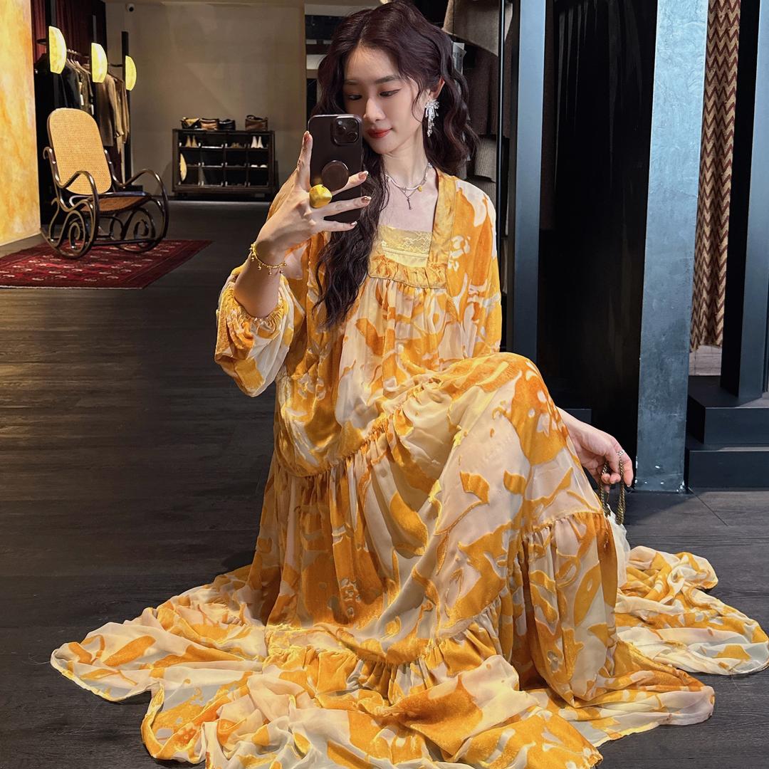 三吉黑花轻奢风穿搭