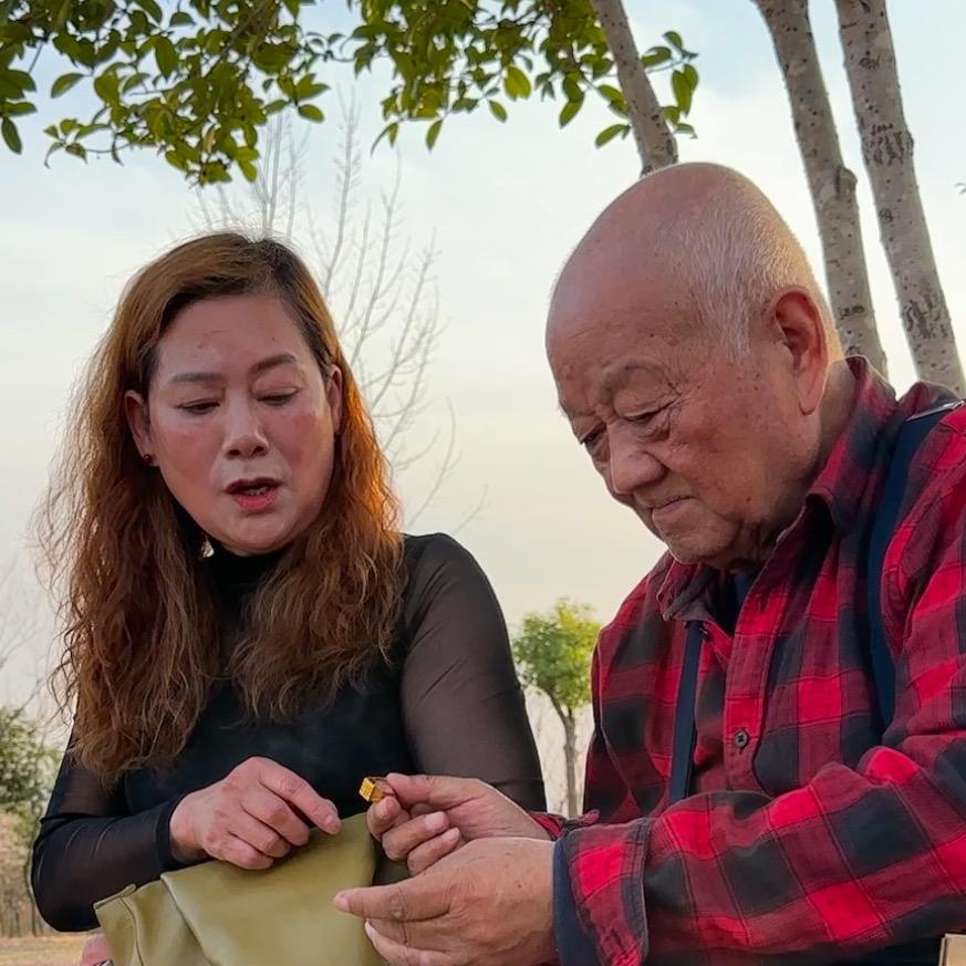 王大花和二宝宝结婚了。