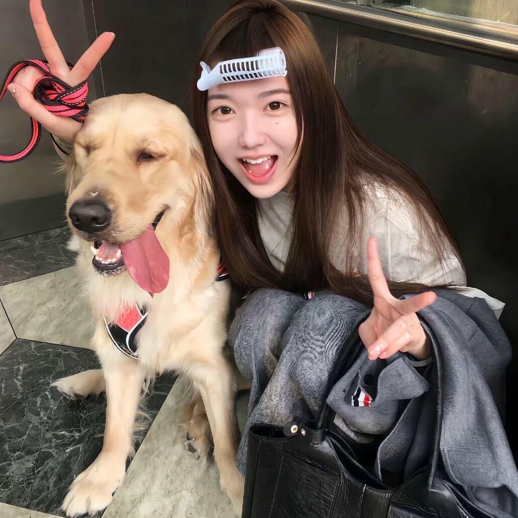 爱拍抖音的快乐小女孩