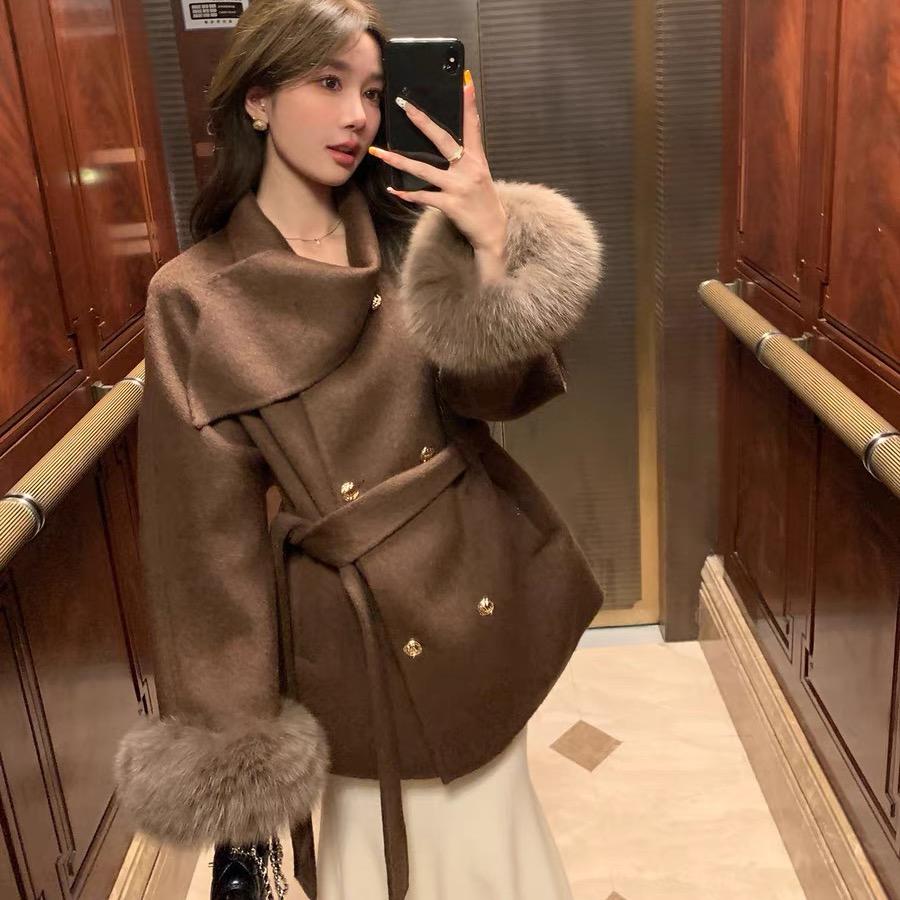 张小姐羊毛大衣