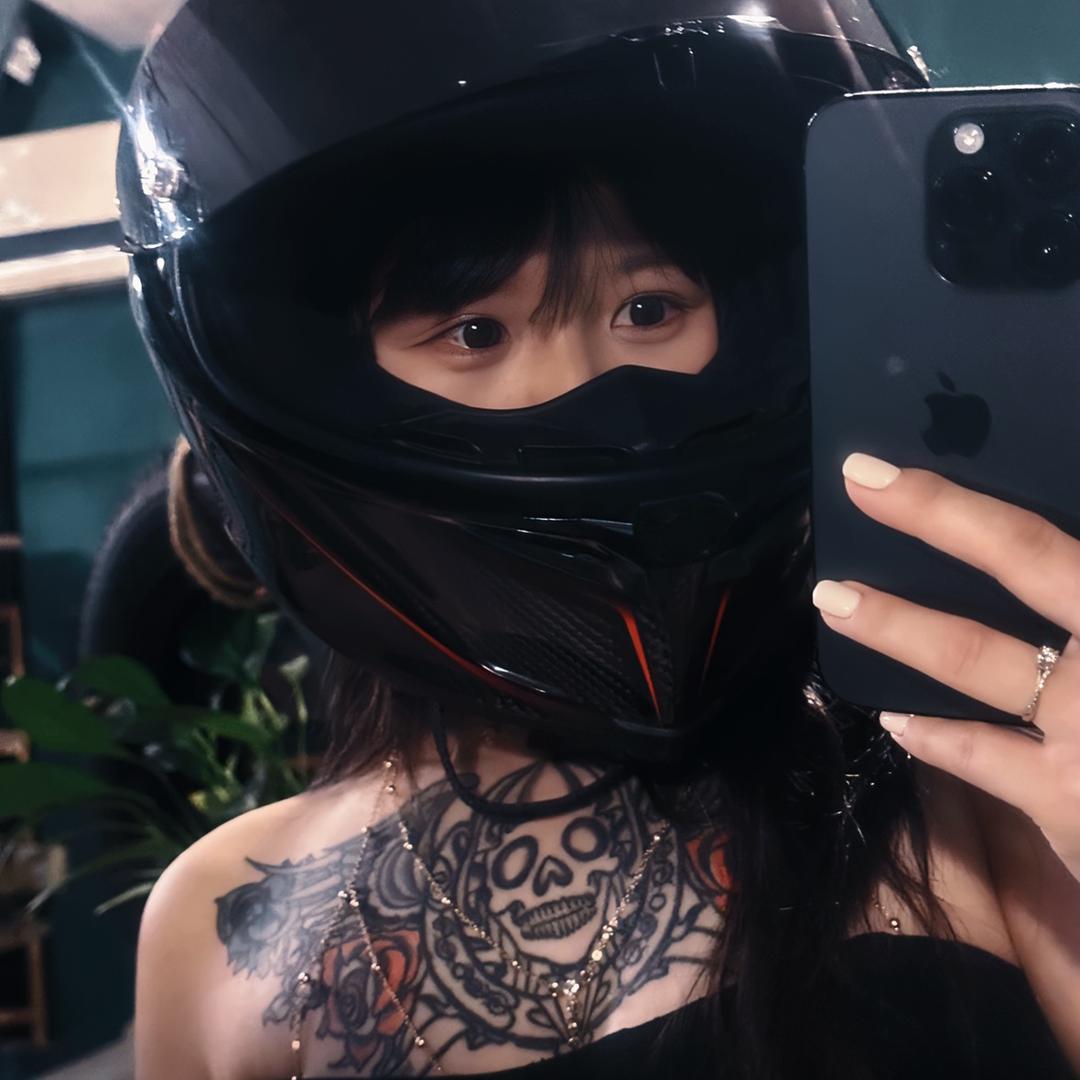 骑摩托车的怪姐姐🐝