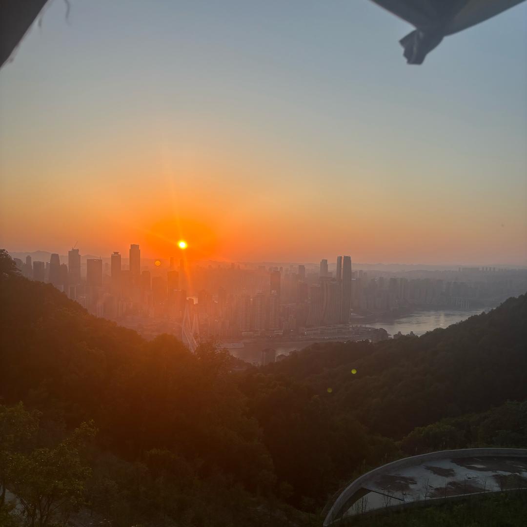 嘴角上扬，看尽世态炎凉