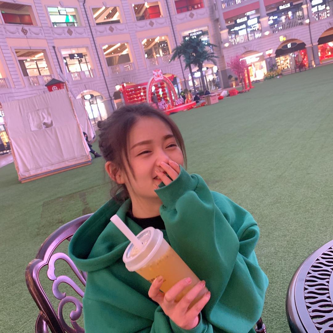 她。