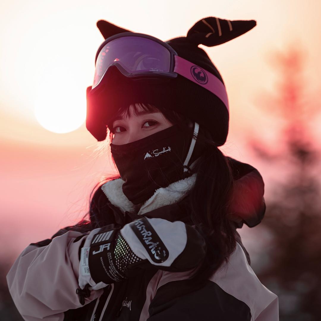 拍滑雪的柯柯