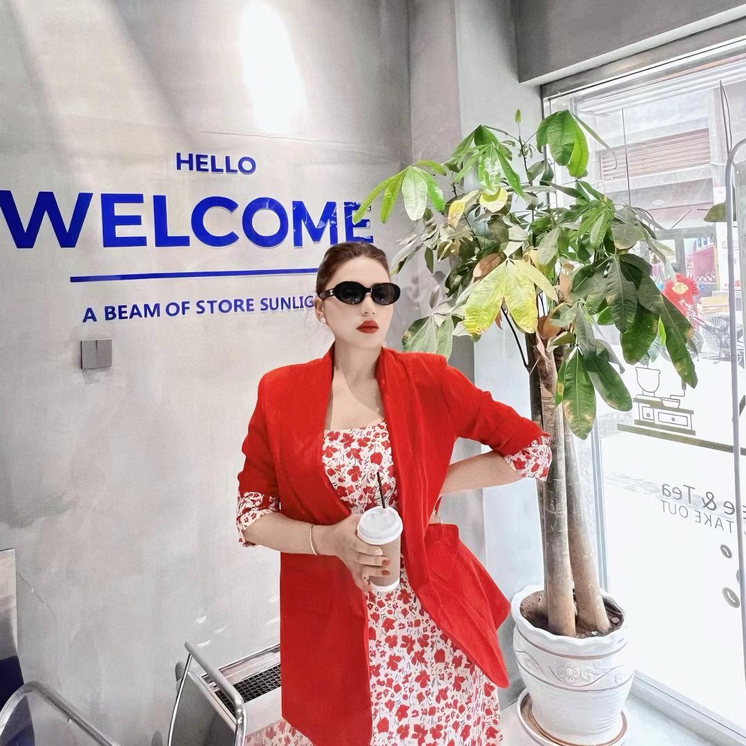 娜依婚纱（招学员）