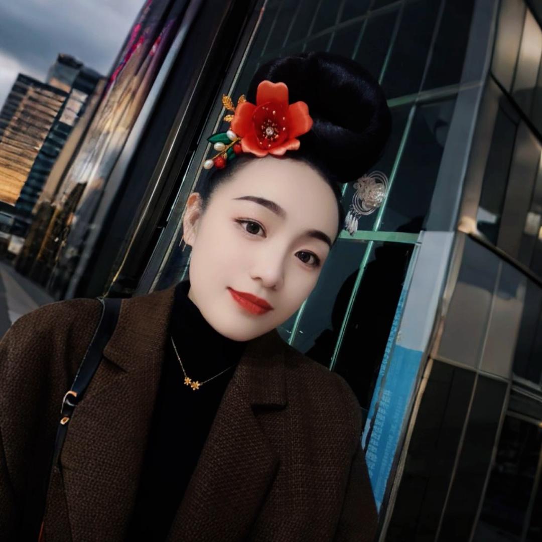 莫莫@