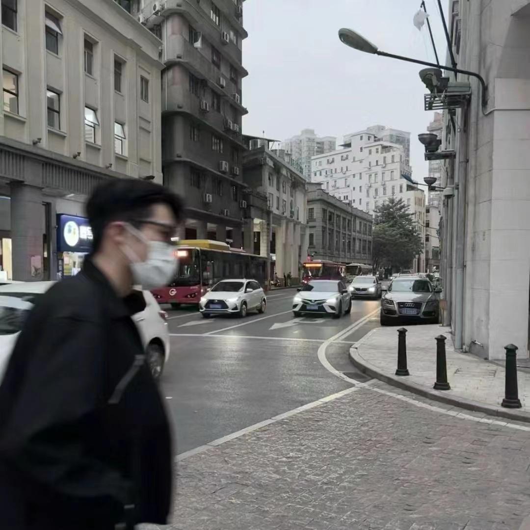 大风吹着