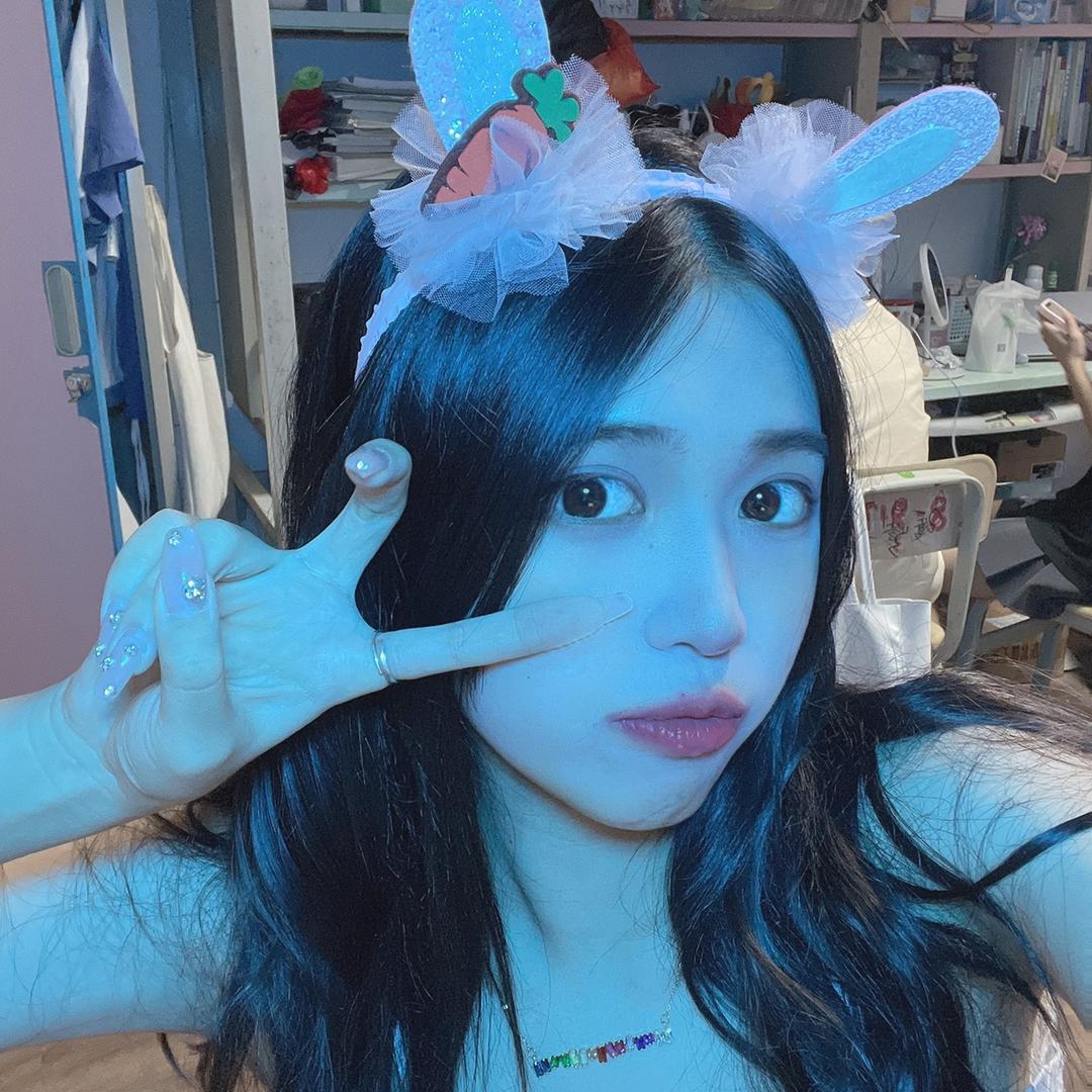冰箱上的小女孩