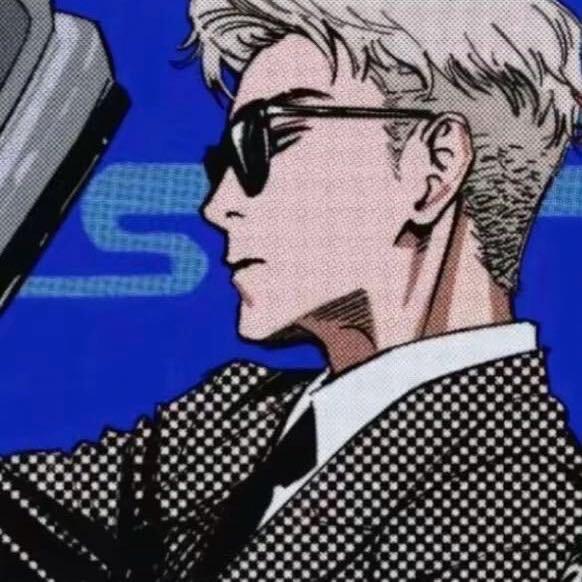 龙卷风摧毁停车场