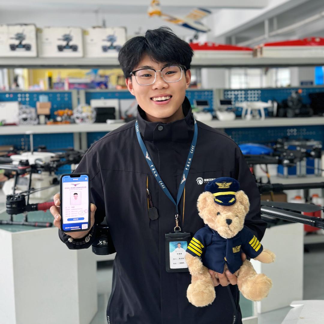 不懂无人机的00后贺教员