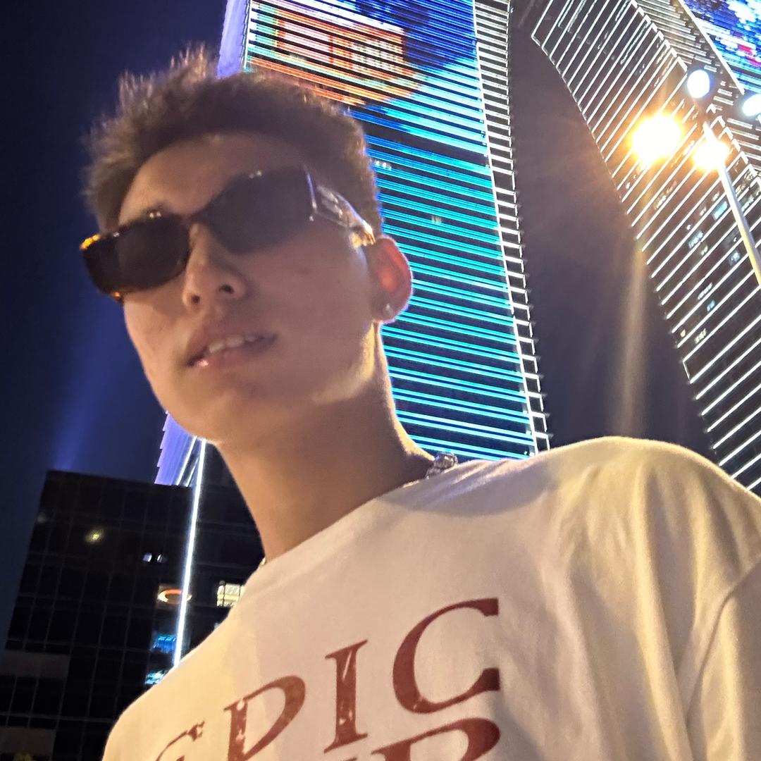 在临港设计发型的-艾文