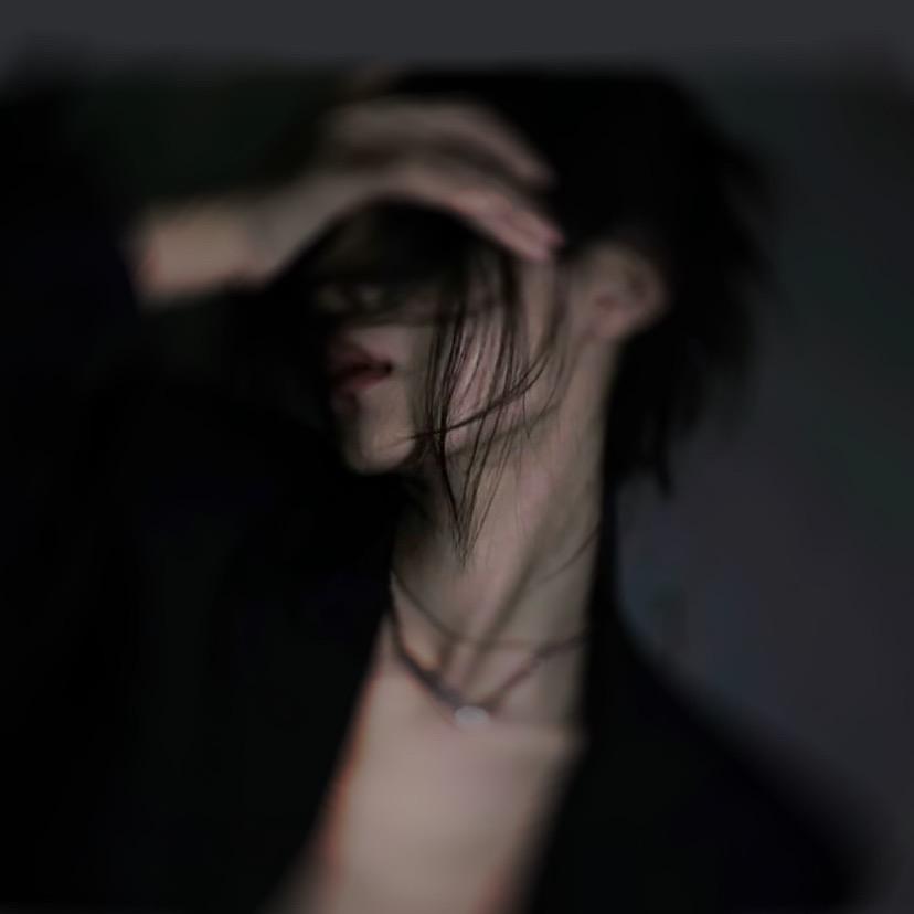 M……