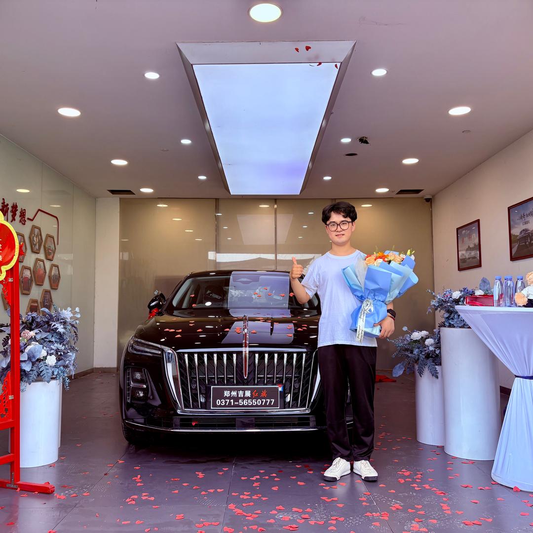 开红旗的翟