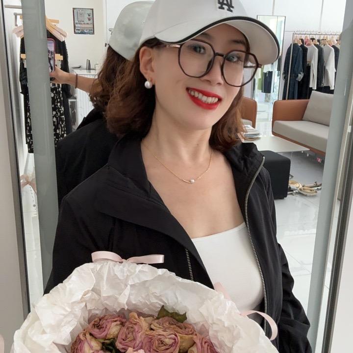 麦盖提晶晶服装店、芬迪女鞋