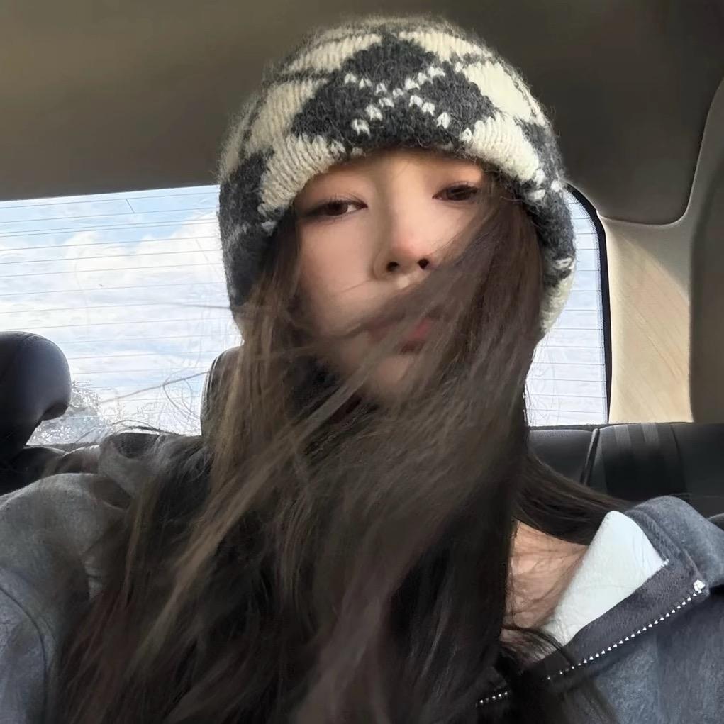 骑蜗牛扶老奶奶闯红灯被奥特曼胖揍