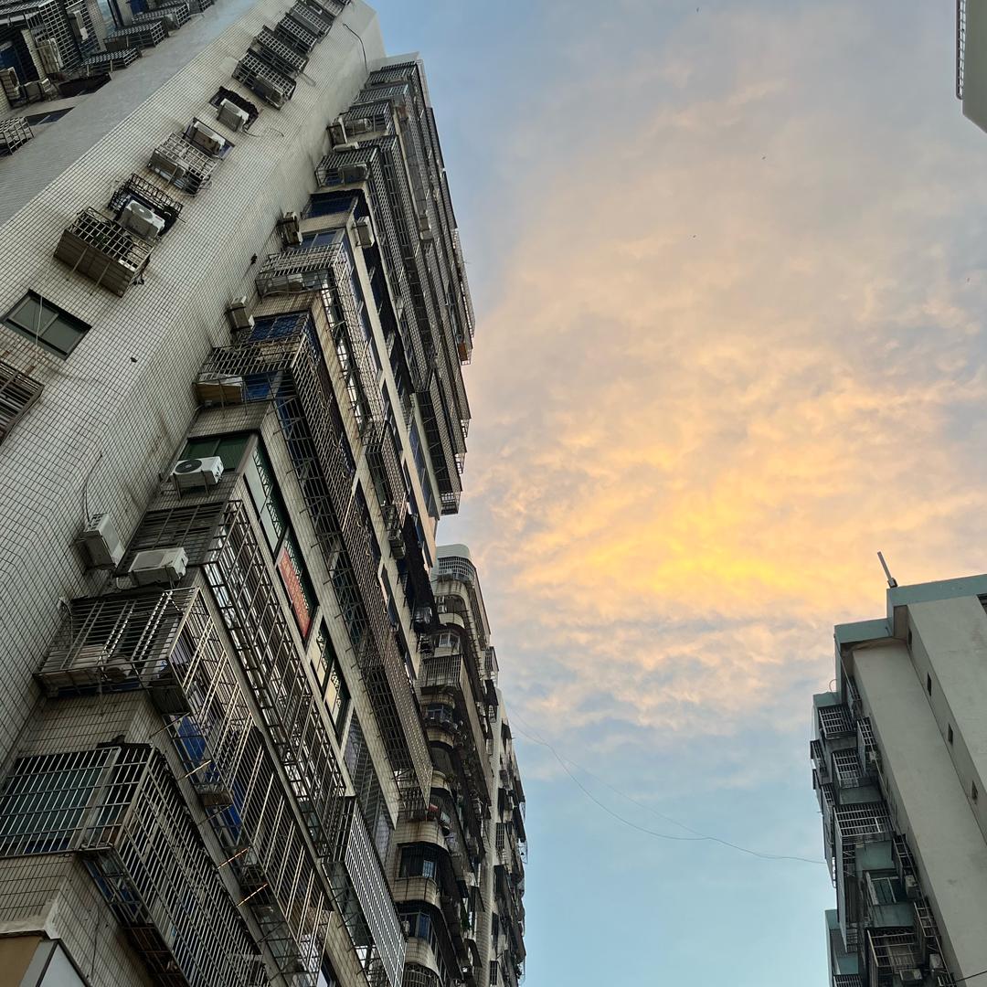 老王不住隔壁