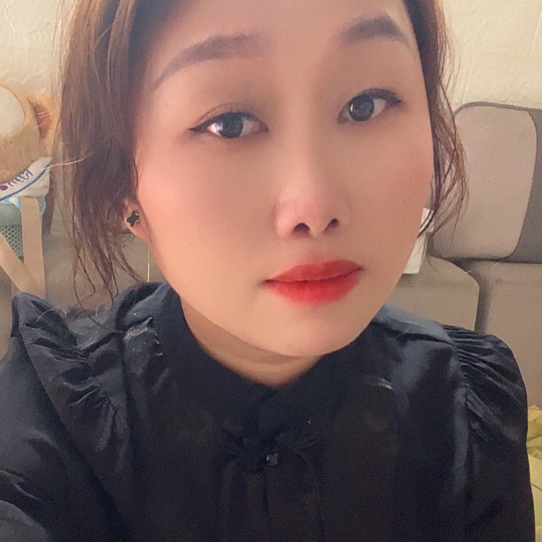车之女郎➡️何菊