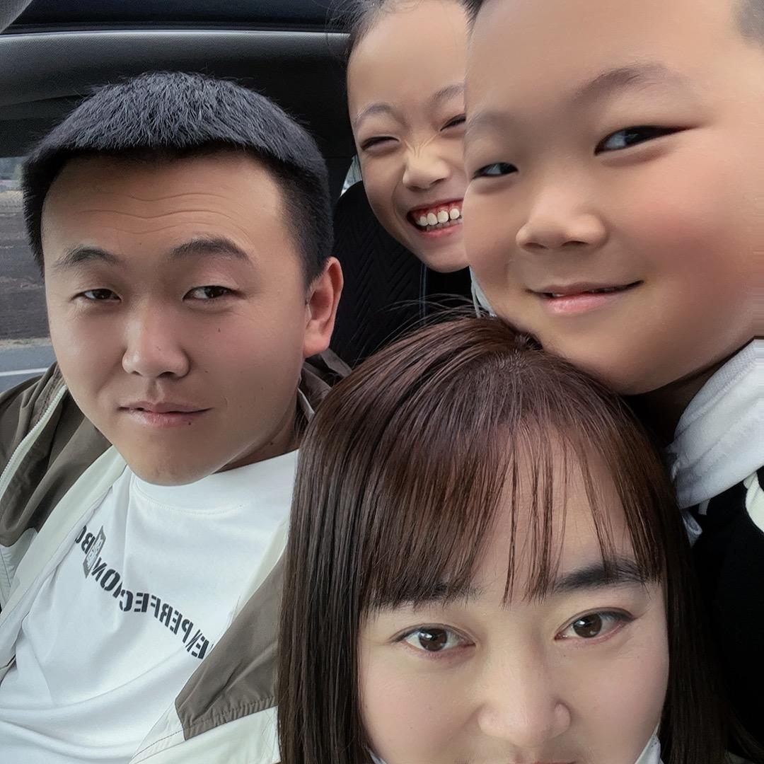 爱吃爱玩的小两口