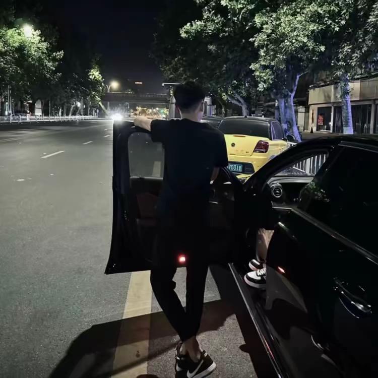 这位佟佬板