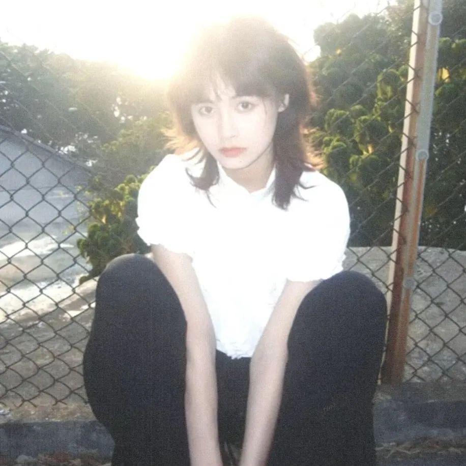 孟西.