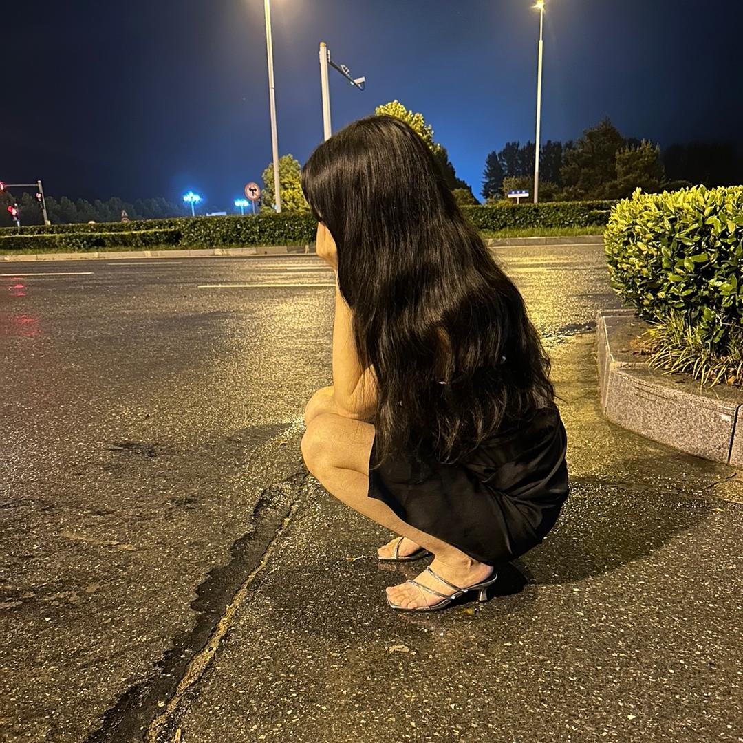 修手机的倩倩