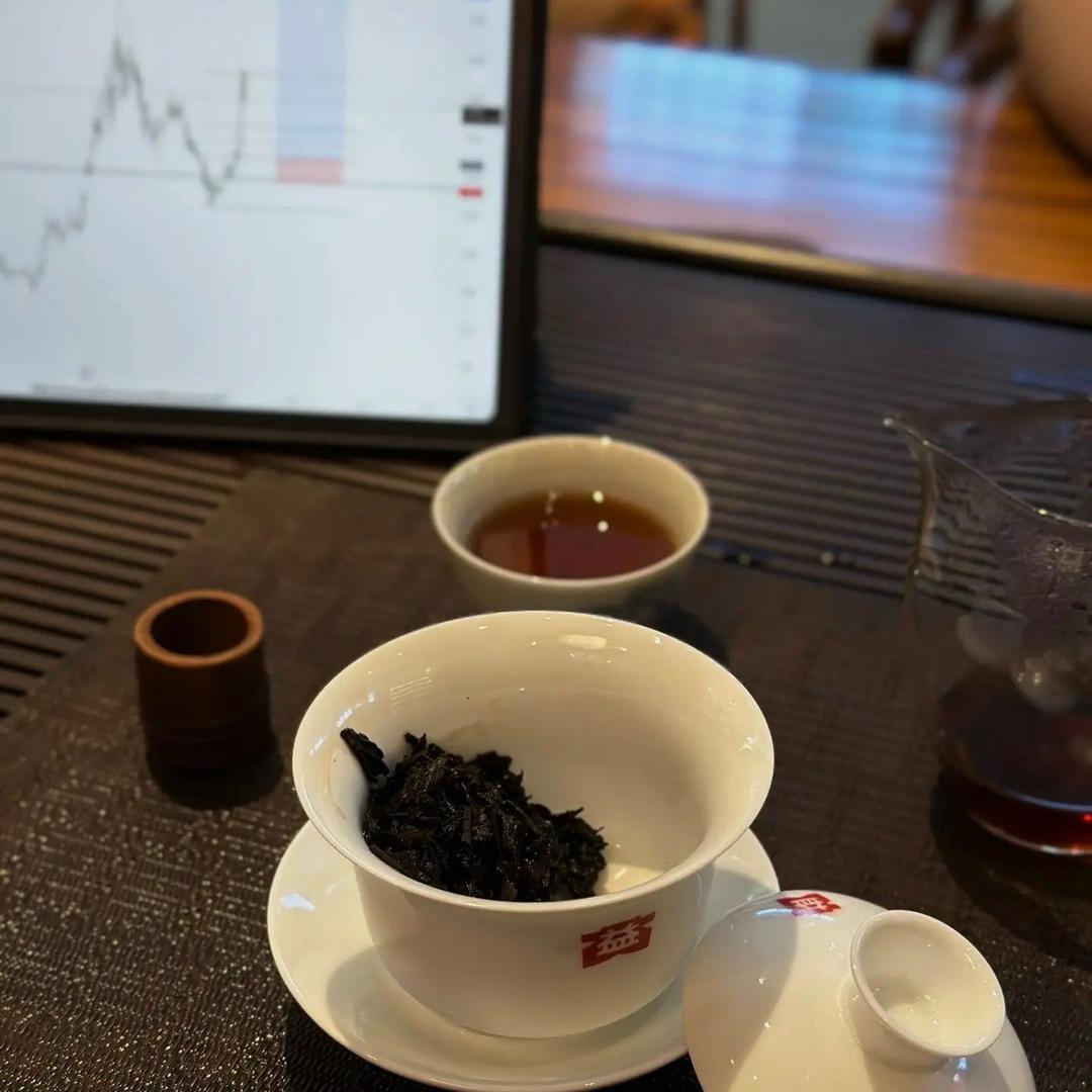 在右。