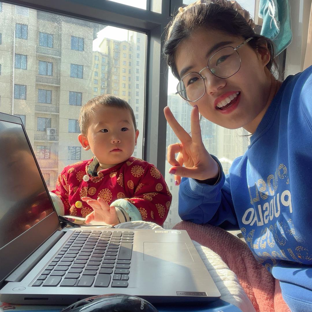 左手抱娃，右手看盘