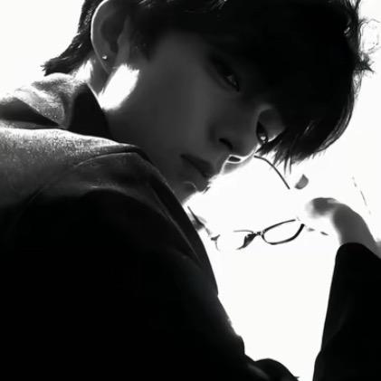 ᅠᅠᅠᅠ没有镜子有尿吧