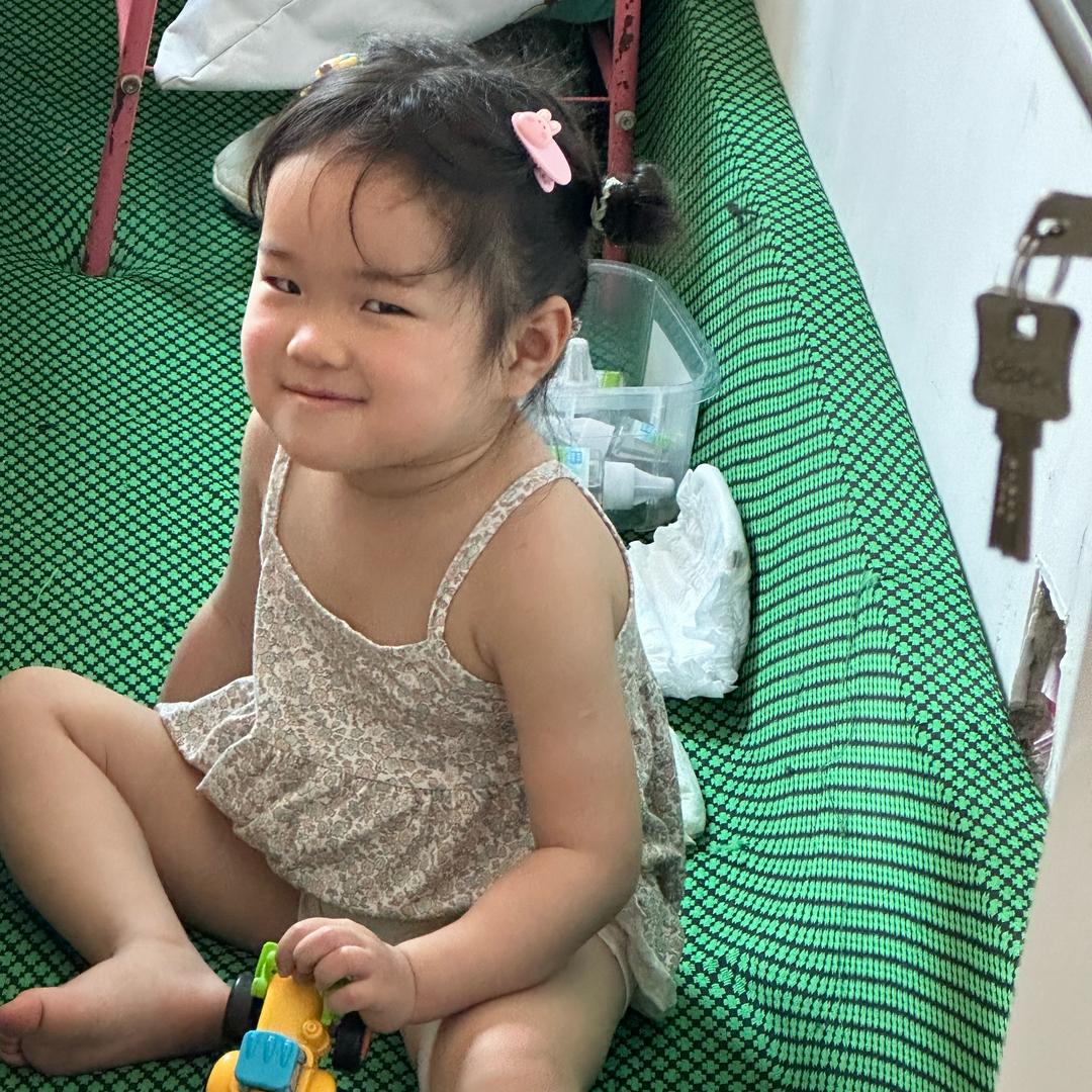 卖菊花玫瑰花的小阿姨