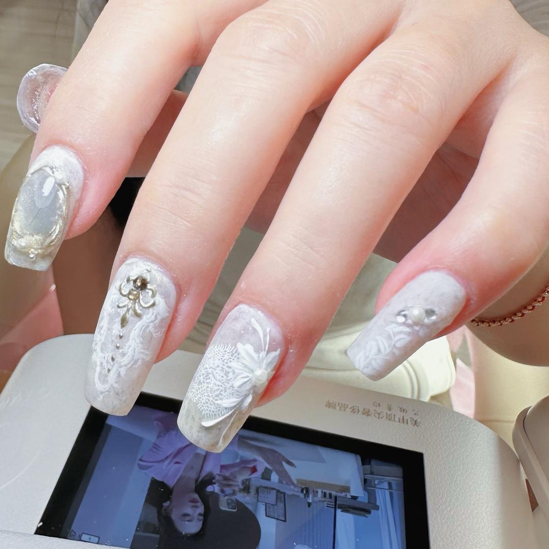 戳指甲💅的小老板