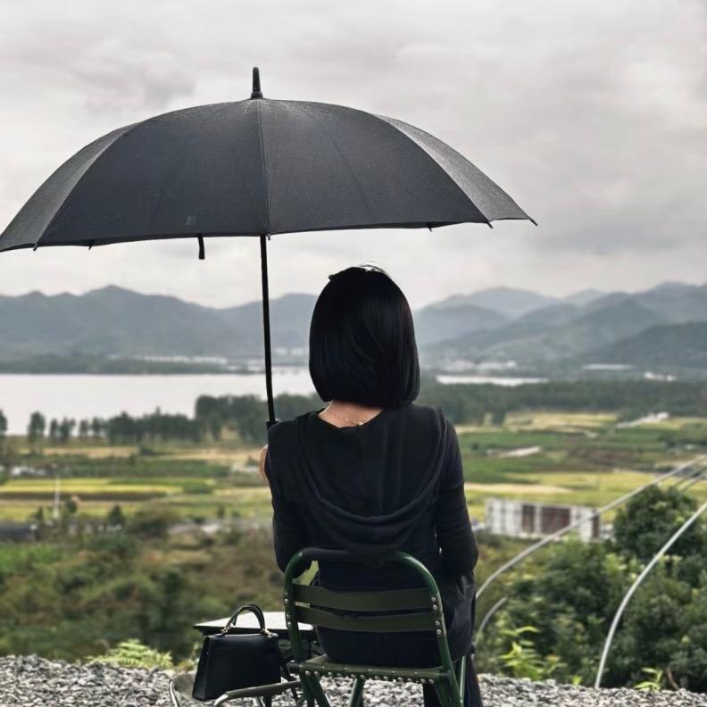 她喜欢花