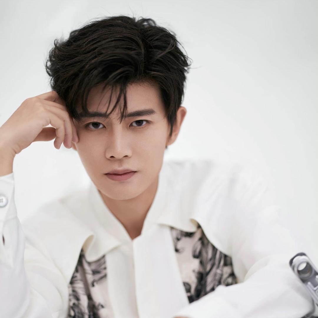 蓝色天空下的丫头